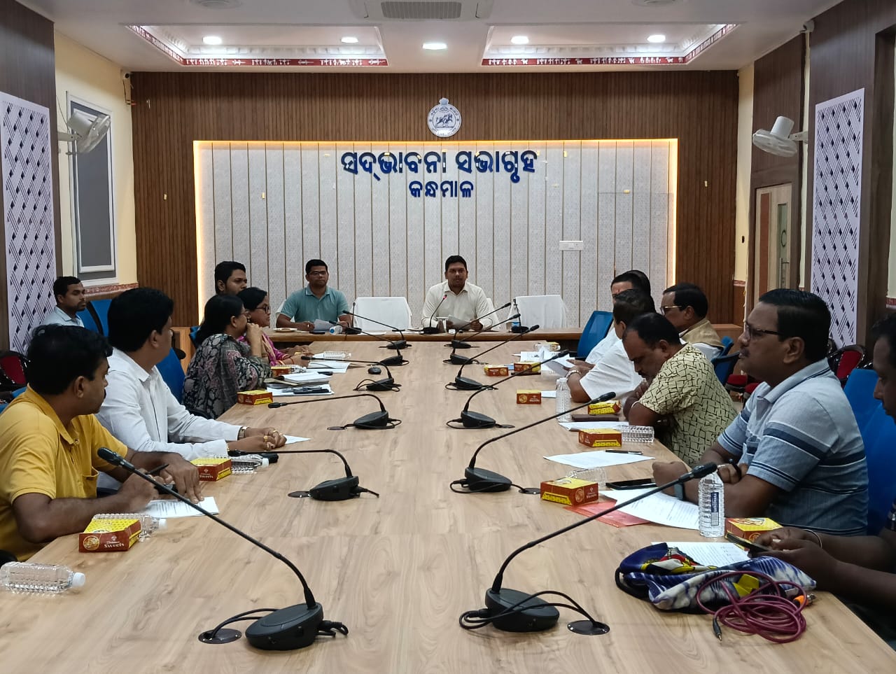 You are currently viewing କନ୍ଧମାଳରେ ଚିଠା ଭୋଟର ତାଲିକା ପ୍ରକାଶ: ସ୍ୱତନ୍ତ୍ର ସଘନ ସଂଶୋଧନ ନେଇ ସର୍ବଦଳୀୟ ବୈଠକ