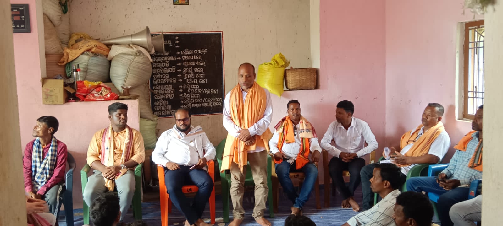 You are currently viewing ଗାଁକୁ ଚାଲ’ ଅଭିଯାନରେ ସାନଖେମୁଣ୍ଡି ବ୍ଲକ ପ୍ରଶାସନ; ଦଶଘରୀୟ ଓ ବାଟକନଗରକୁ ଆଦର୍ଶ ଗ୍ରାମ ଗଢ଼ିବାକୁ ପଦକ୍ଷେପ