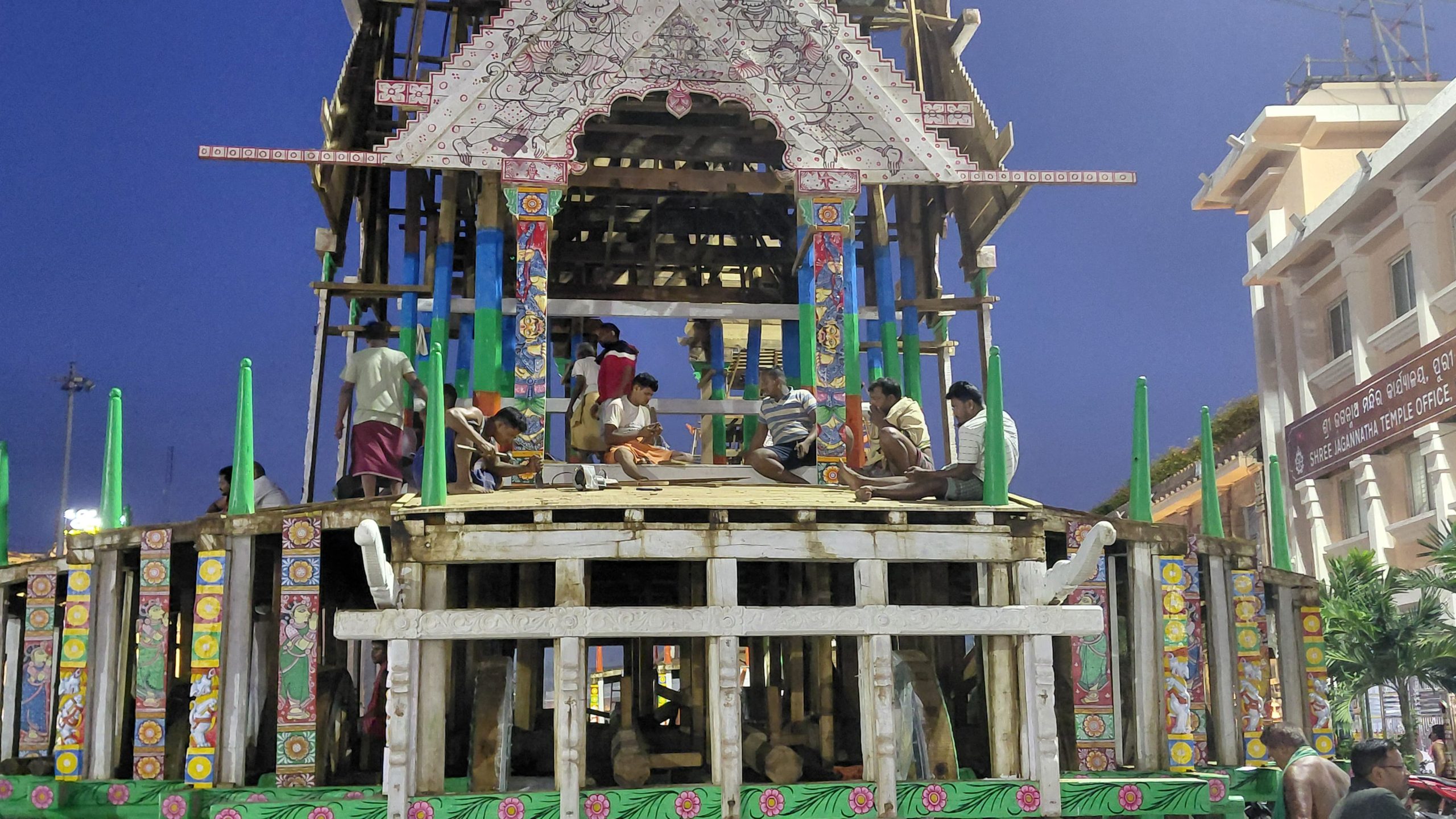 You are currently viewing ୭ ଦିନ ପରେ ବିଶ୍ବପ୍ରସିଦ୍ଧ ରଥଯାତ୍ରାତିନିରଥର ୩୦ଟି ରଥମୋଡ ଚକଫାଳି ନିର୍ମାଣ ଶେଷବିଳାସପଟି, ଚିକ୍କଣ ଫୁଲ,ଡାଳିଲତା ପକାପୋଲ ଚାଦର ସିଲାଇ ଜାରୀ