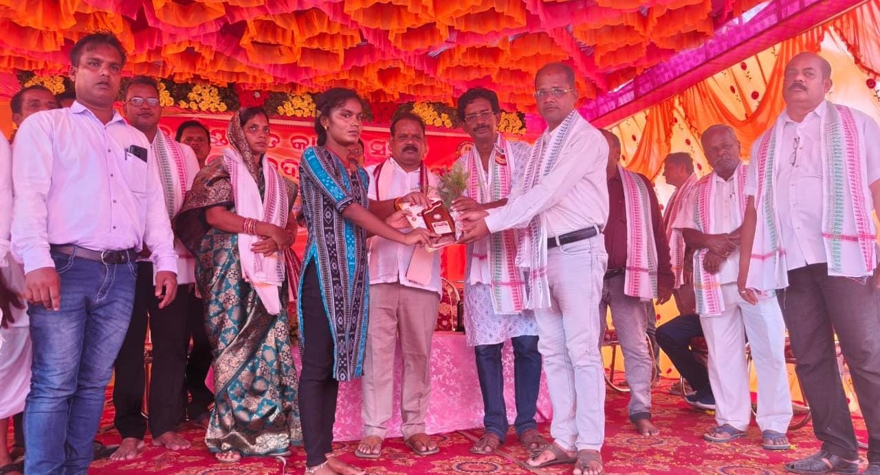You are currently viewing ବେଲଝରୀ ଠାରେ ଓଡ୍ର ଖଣ୍ଡାୟତ କାଳଞ୍ଜି ସମାଜ ମଣ୍ଡଳ ସଭାଗୃହ ଉଦ୍ଘାଟନସମ୍ବର୍ଦ୍ଧନା ଉତ୍ସବ ଓ ସାଧାରଣ ସଭା ଅନୁଷ୍ଠିତ