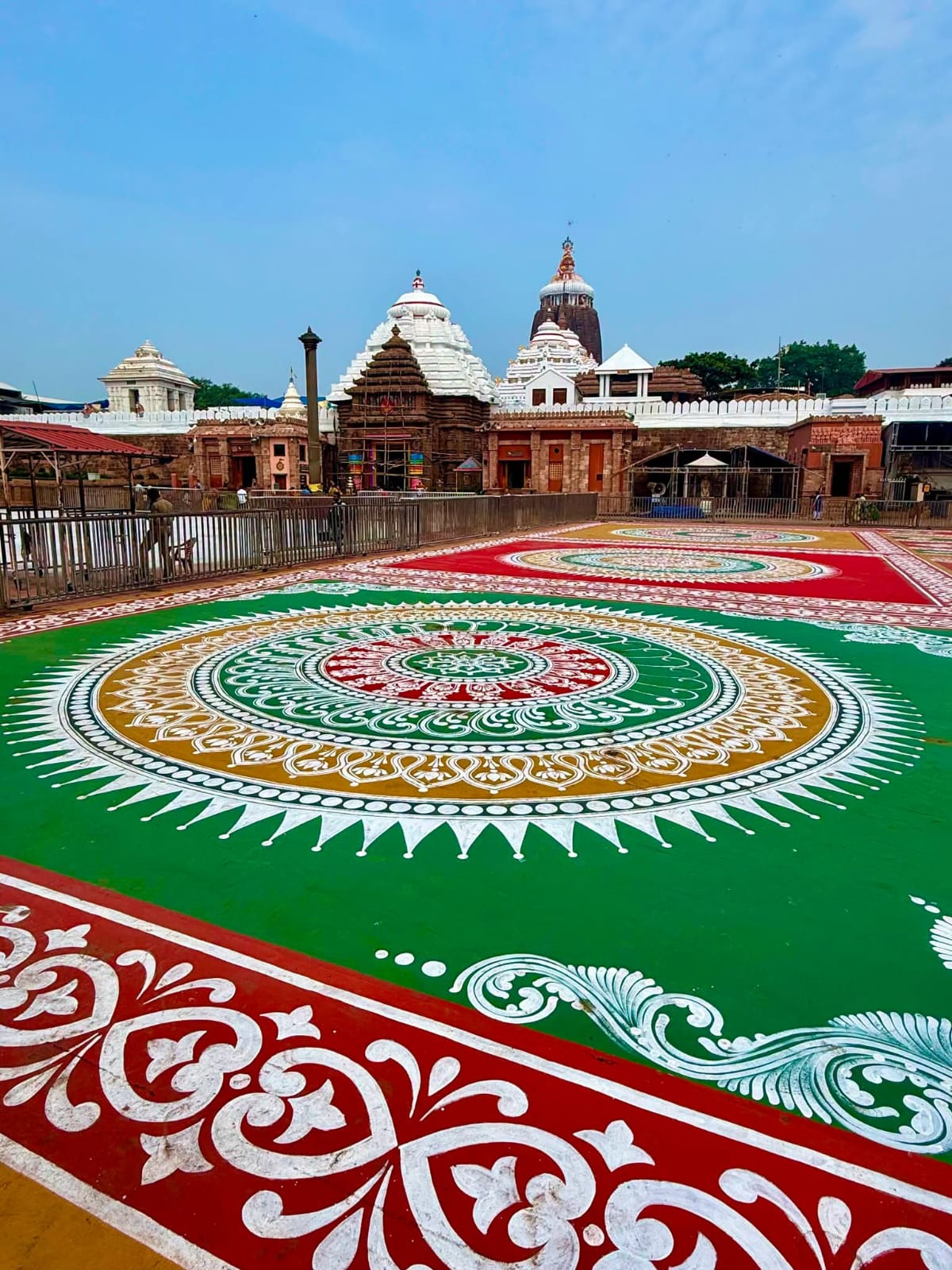 You are currently viewing ୪ ଦିନ ପରେ ବିଶ୍ବପ୍ରସିଦ୍ଧ ରଥଯାତ୍ରା ।ତିନିରଥରେ କଳସ ଓ ଓଲଟଶୁଆ ସ୍ଥାପନରଥ ନିର୍ମାଣ ଏବେ ଶେଷ ପର୍ଯ୍ଯାୟରେ