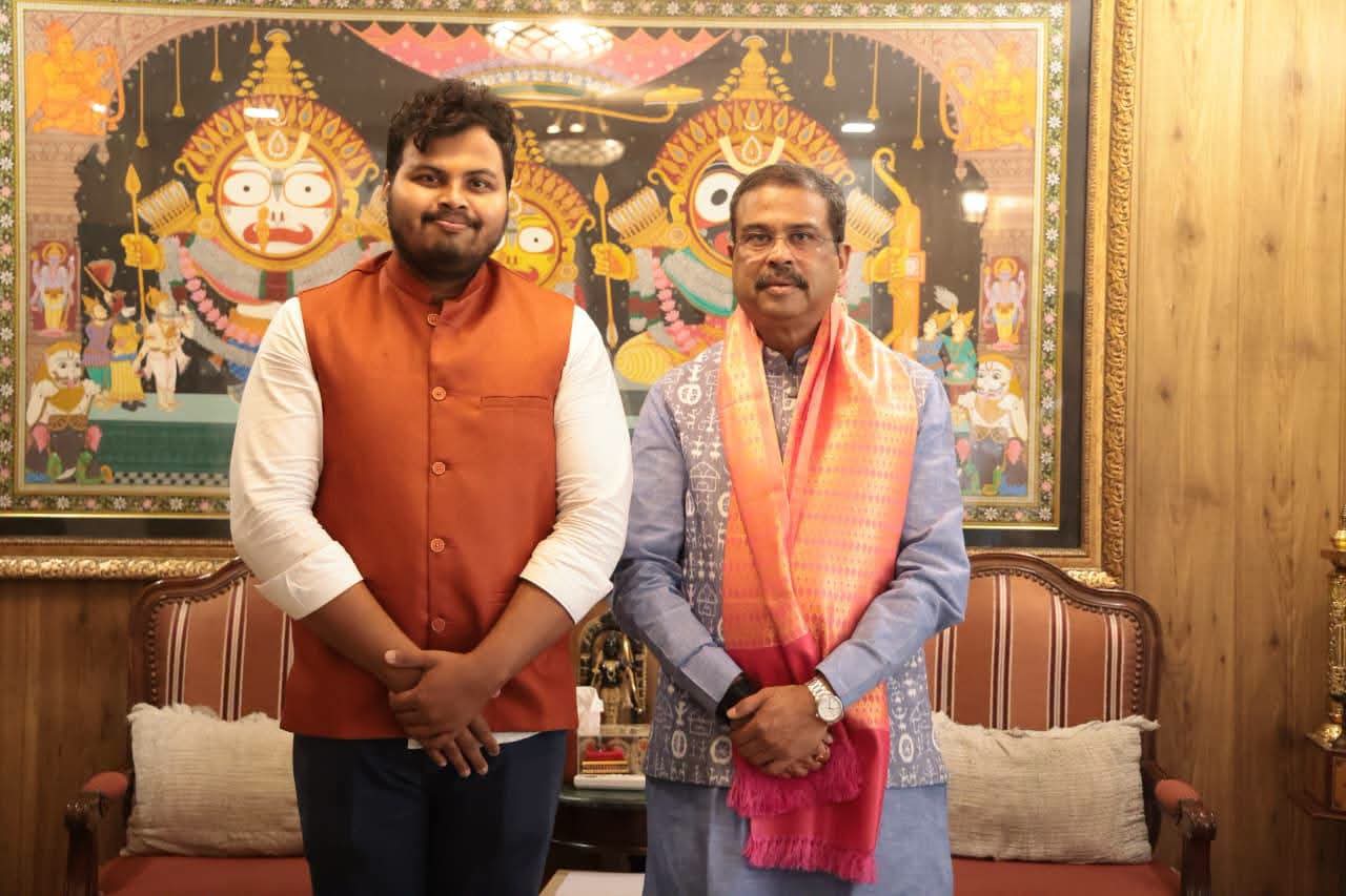 You are currently viewing ନୂଆଦିଲ୍ଲୀରେ କେନ୍ଦ୍ର ଶିକ୍ଷାମନ୍ତ୍ରୀଙ୍କୁ ସୌଜନ୍ୟମୂଳକ ସାକ୍ଷାତ କଲେ ଯୁବନେତା ଶୁଭ୍ରଜିତ ଦାଶ; ଶିକ୍ଷା, ଯୁବଶକ୍ତି ଓ ଓଡ଼ିଶାର ବିକାଶ ପ୍ରସଙ୍ଗରେ ହେଲା ବିସ୍ତୃତ ଆଲୋଚନା