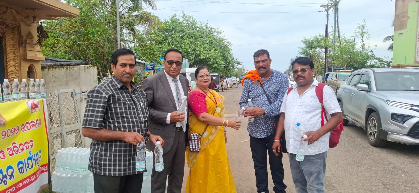 You are currently viewing ସାମ୍ବାଦିକ ସଂଘ ପକ୍ଷରୁ ରଥଯାତ୍ରୀଙ୍କୁ ଜଳ ବଣ୍ଟନ