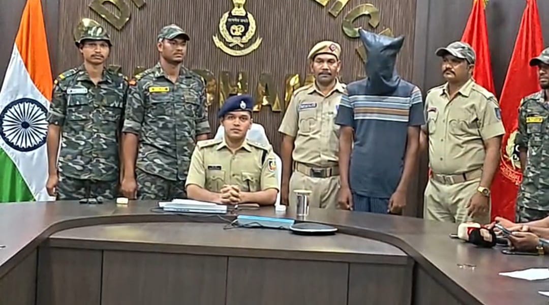 You are currently viewing ଆନ୍ତଃରାଜ୍ୟ ଗଂଜେଇ ମାଫିଆଙ୍କୁ ଆନ୍ଧ୍ରପ୍ରଦେଶ ରୁ ଗିରଫ କଲା କନ୍ଧମାଳ ପୋଲିସ