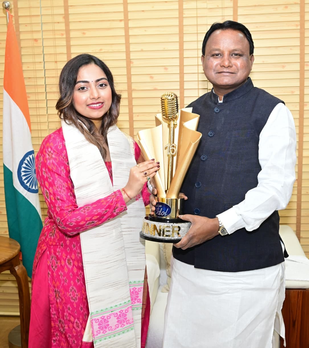 You are currently viewing ଇଣ୍ଡିଆନ୍ ଆଇଡଲ୍ ବିଜେତା ଜ୍ୟୋତିର୍ମୟୀଙ୍କୁ ସମ୍ବର୍ଦ୍ଧିତ କଲେ ମୁଖ୍ୟମନ୍ତ୍ରୀ୫ ଲକ୍ଷ ଟଙ୍କାର ପୁରସ୍କାର ରାଶି ଘୋଷଣା