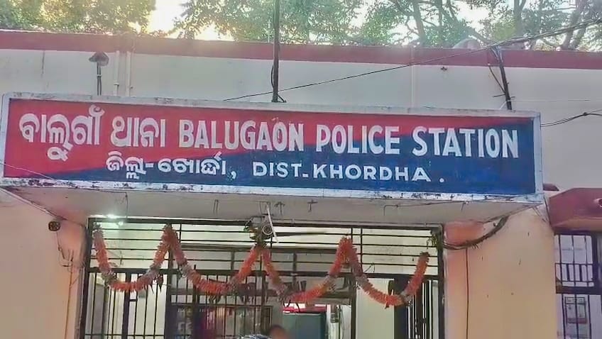 You are currently viewing ନିଶାଶକ୍ତ ଯୁବକକୁ ଉଦ୍ଧାର କରି ଚିକିତ୍ସା ପରେ ଘରକୁ ପଠାଇଲା ବାଲୁଗାଁ ପୋଲିସ