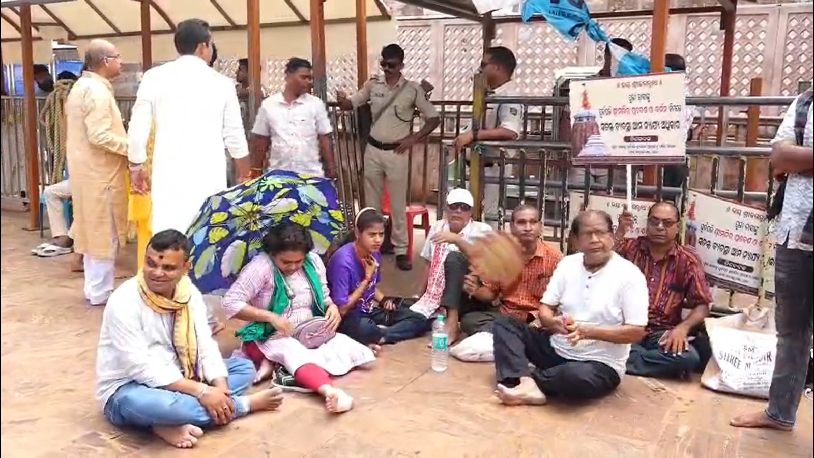 You are currently viewing କାଳିଆ ଦର୍ଶନ ପାଇଁ ଧାରଣାରେ ବସିଲେ ପୁରୀବାସୀ