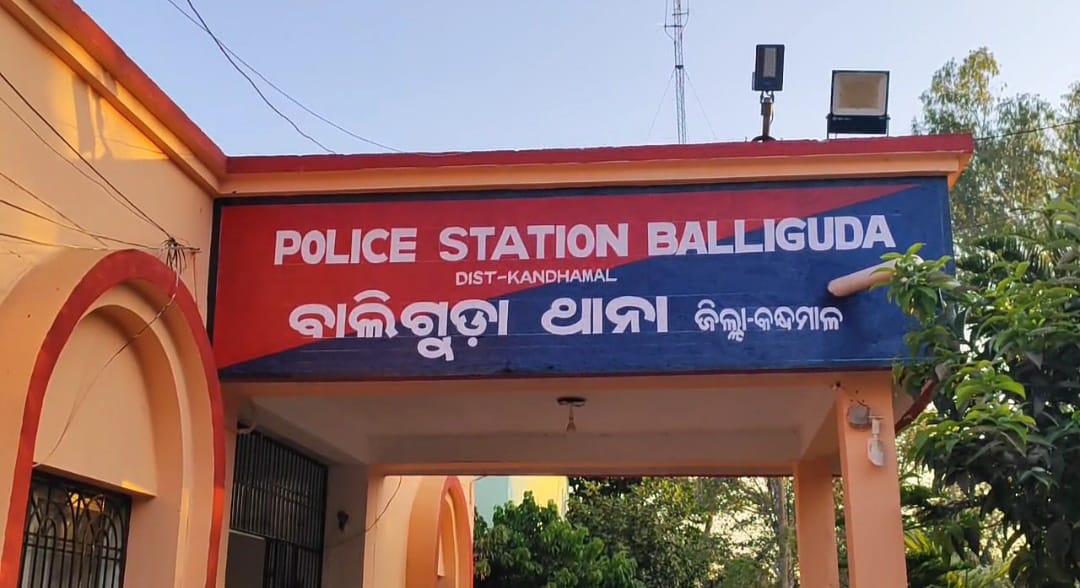 You are currently viewing ପାହାଡ଼ ଉପରୁ ଗଳିତ ଝୁଲନ୍ତା ମୃତକଙ୍କ ପରିଚୟ ଚିହ୍ନଟ, ପରିବାରକୁ ହସ୍ତାନ୍ତର ମୃତଦେହ