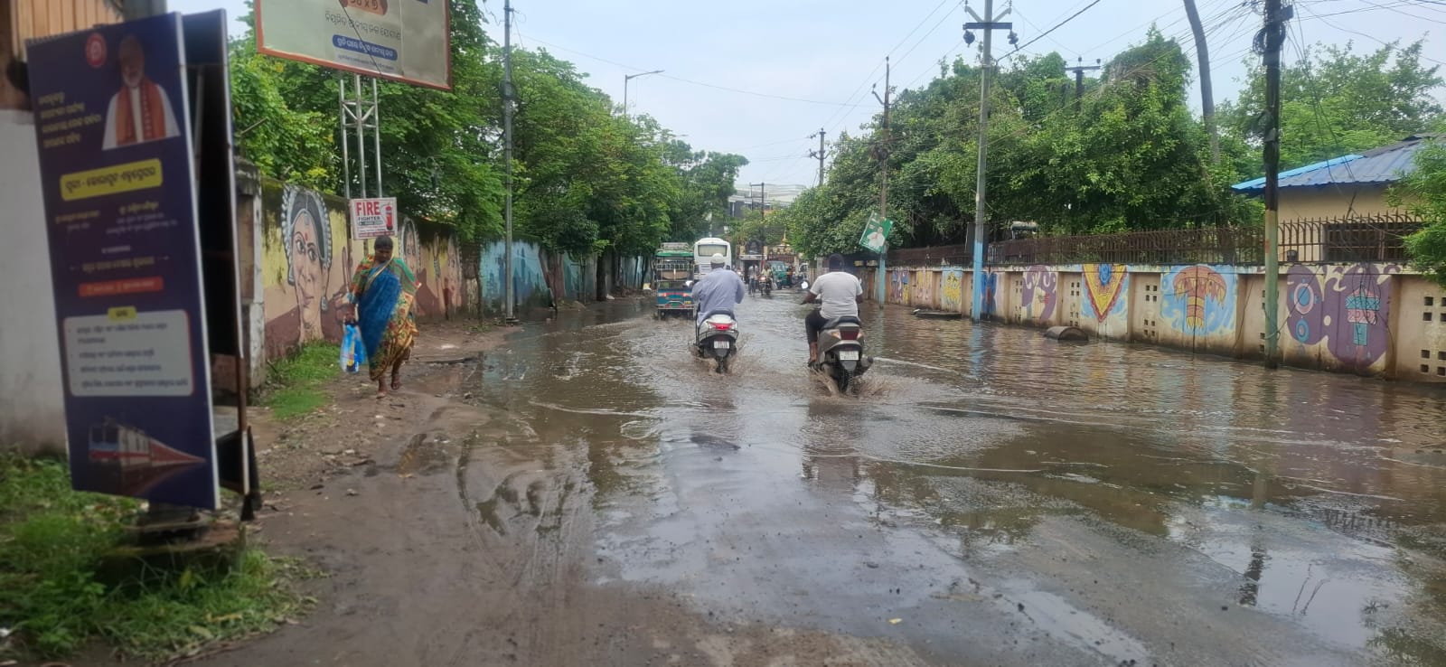 You are currently viewing ଝାଡେଶ୍ବରୀ ମନ୍ଦିର ନିକଟ ରାସ୍ତା ଜଳାର୍ଣ୍ଣବପର୍ଯ୍ଯଟକ ହନ୍ତସନ୍ତ